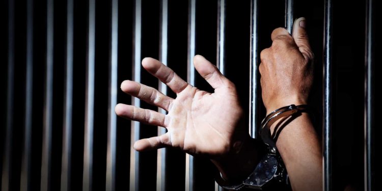 Presos fazem 7 agentes reféns em rebelião em presídio de Manaus