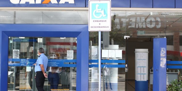 Bancos funcionam nesta segunda-feira em todo país; Atendimento será suspenso apenas no feriado