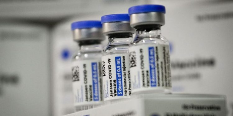 Campanha de vacinação: Brasil recebe 1 milhão de doses da vacina Janssen