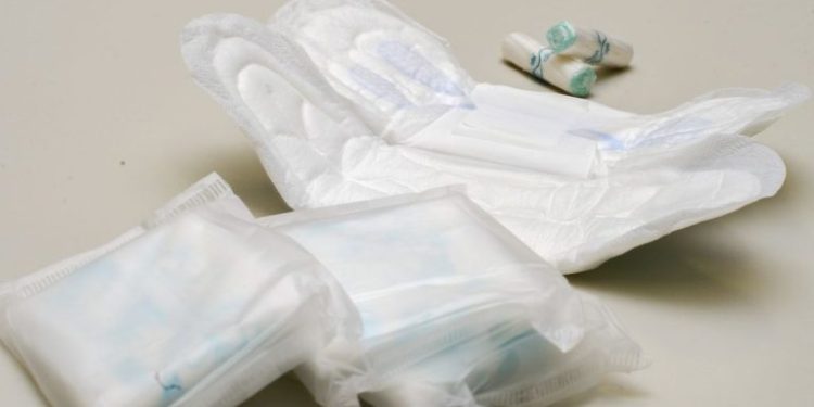 Governo vai reduzir impostos sobre importação de absorventes e fraldas