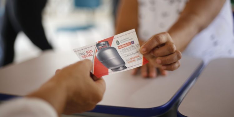 Mais de 200 mil tíquetes do Vale Gás Social serão distribuídos este mês à população cearense