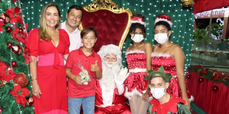 “Natal das Tradições” é aberto com a chegada de papai noel em Russas