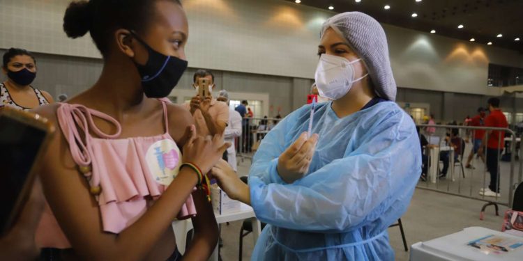 Crianças de 5 a 11 anos começam a ser vacinadas no Ceará