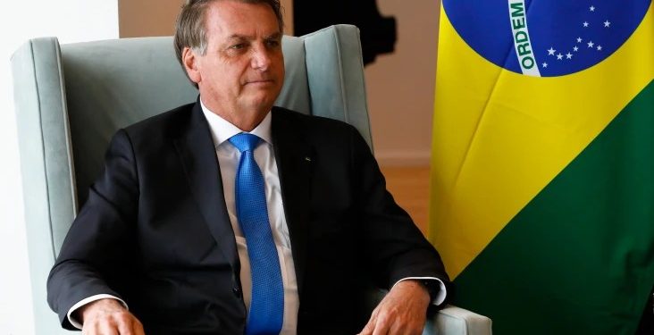 Presidente Bolsonaro deixa hospital após desconforto abdominal