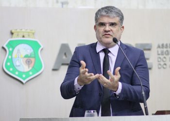 Justiça pede afastamento de deputado estadual Leonardo Pinheiro por suposta funcionária “fantasma”
