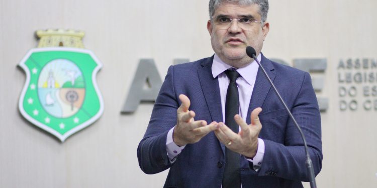 Justiça pede afastamento de deputado estadual Leonardo Pinheiro por suposta funcionária “fantasma”