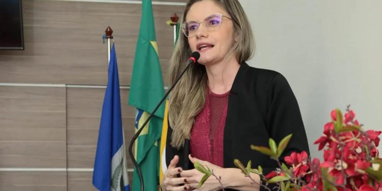 Prefeita interina Dilmara Amaral incha a máquina pública em Limoeiro do Norte