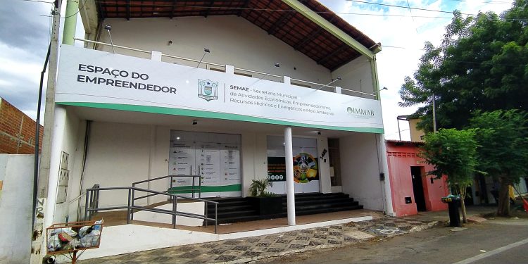 LIMOEIRO DO NORTE E RUSSAS: Sebrae Ceará premia Salas do Empreendedor que conquistaram o Selo Diamante de Referência no Atendimento