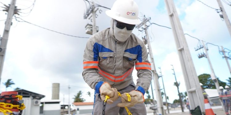 Empresa Enel é multada pela Arce em R$ 28 milhões pelas constantes quedas de energia e demora nas religações em todo o estado do Ceará