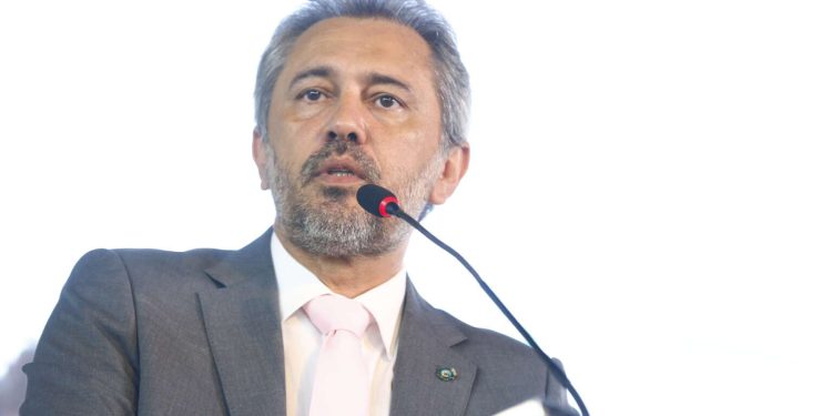 Governo do Ceará entrega mais de 2 mil notebooks para professores da rede estadual