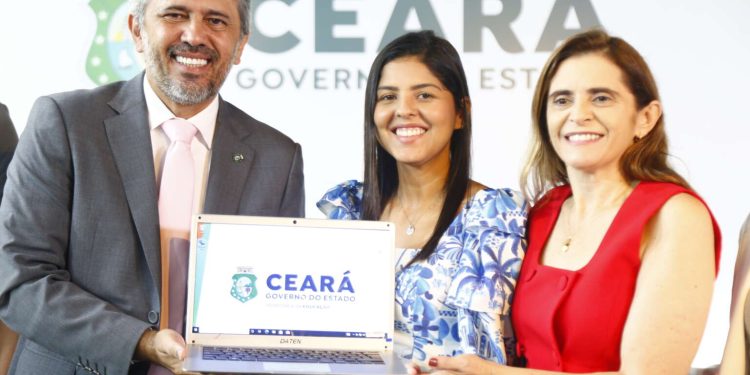 Governo do Ceará entrega mais de 2 mil notebooks para professores da rede estadual