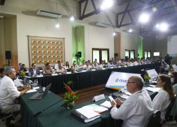 Em reunião de secretariado, governador Elmano celebra solidez fiscal e investimento recorde em políticas públicas
