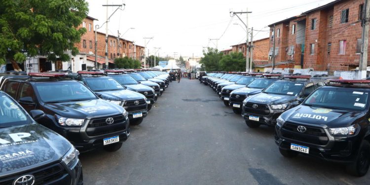 Governo do Ceará entrega 50 novas viaturas para o sistema penitenciário