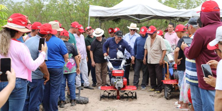 Mecanização agrícola: assentados de Russas testam máquinas chinesas e motocultivadores entregues pela SDA