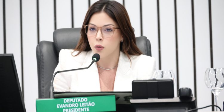 Juliana Lucena propõe programa de qualificação e reinserção profissional para pais de pessoas com deficiência