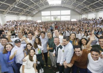 Governo do Ceará entrega 7.386 tablets para estudantes do ensino público de 13 municípios