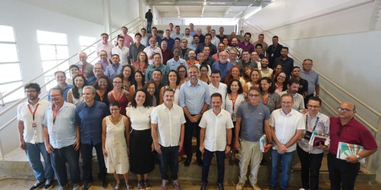 Em conversa com a imprensa no Cariri, governador Elmano de Freitas ressalta investimentos na região