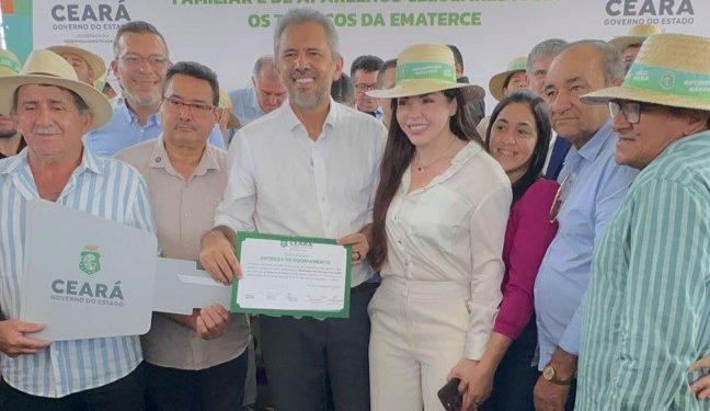 Fruto da articulação da deputada Juliana Lucena, trator é entregue ao distrito do Bixopá