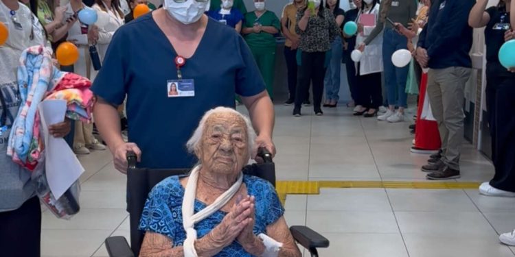 Profissionais de Hospital Regional Vale do Jaguaribe celebram alta de paciente de 117 anos