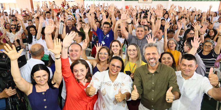 Em Paramoti, Governo do Ceará entrega Areninha e tablets para estudantes do Ensino Médio