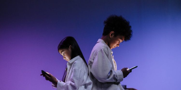 ARTIGO: Uso excessivo de telas impactam o desenvolvimento infantil