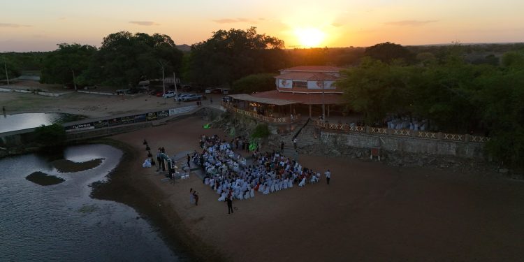 Barragem das Pedrinhas vira altar e 21 casais selam união em casamento comunitário histórico em Limoeiro do Norte
