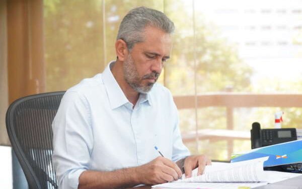 Governador Elmano de Freitas anuncia ponto facultativo para o serviço público estadual no dia 2 de janeiro de 2026