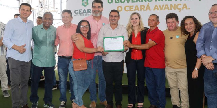 Governo do Ceará entrega nove tratores para fortalecer a agricultura familiar de nove municípios