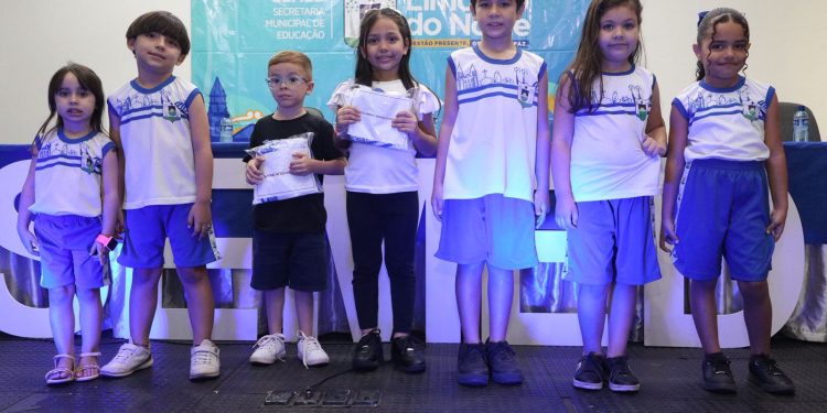 Evento marca a entrega de fardamento escolar para cerca de 8 mil alunos em Limoeiro do Norte/CE com investimento de quase R$ 1,5 milhão