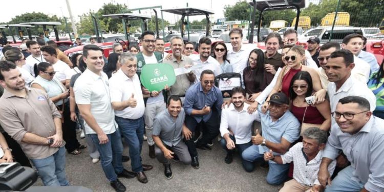 Governo do Ceará fortalece agricultura familiar com entrega de 20 tratores no Cariri