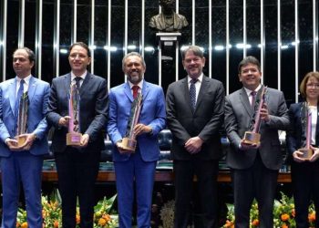 “O maior patrimônio de um povo está na capacidade de educar suas crianças”, diz Elmano ao receber comenda Alfabetização na Idade Certa