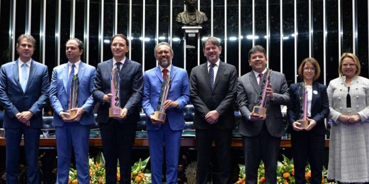 “O maior patrimônio de um povo está na capacidade de educar suas crianças”, diz Elmano ao receber comenda Alfabetização na Idade Certa