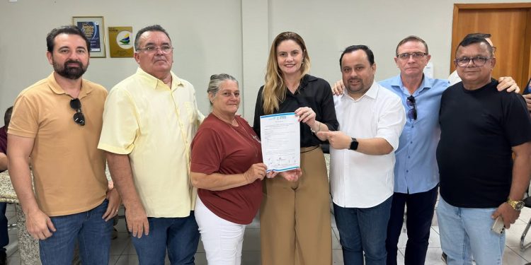 LIMOEIRO DO NORTE: Prefeita Dilmara Amaral assina ordem de serviço da obra de requalificação da Praça Dr. Deoclécio Lima Verde a “Praça da Câmara Municipal”