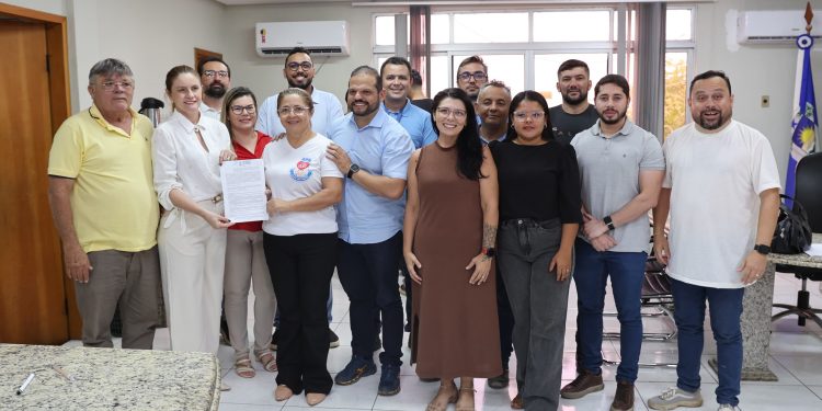 APA de Limoeiro do Norte firma convênio com SAAE para receber doações na conta de água