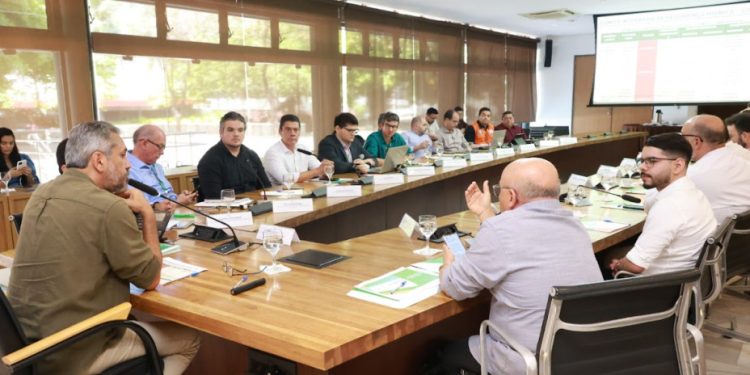 Comitê estadual de monitoramento hídrico se reúne com o governador Elmano de Freitas