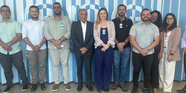 Prefeita de Limoeiro do Norte reúne-se com presidente da Enel para cobrar soluções após quedas de energia afetarem abastecimento de água