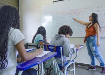 Flávio quer escolas militares; Lula propõe ampliar educação integral