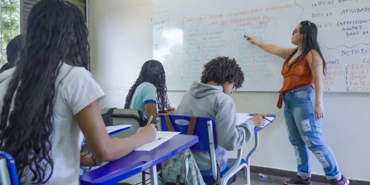 Flávio quer escolas militares; Lula propõe ampliar educação integral