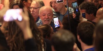 Lula agradece votos e diz que teve de vencer intromissão vinda de fora